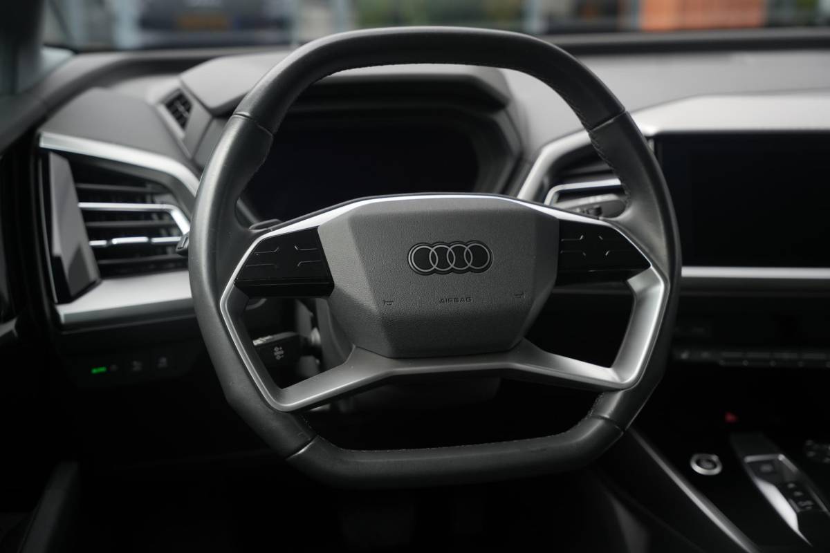 Audi Q4 e-tron Audi Q4 e-tron 35 Launch edition Advanced 55 kWh Verkeersbord detectie Koplampreiniging Trekhaak uitklapbaar DAB Parkeersensoren voor en achter 20″L.M.