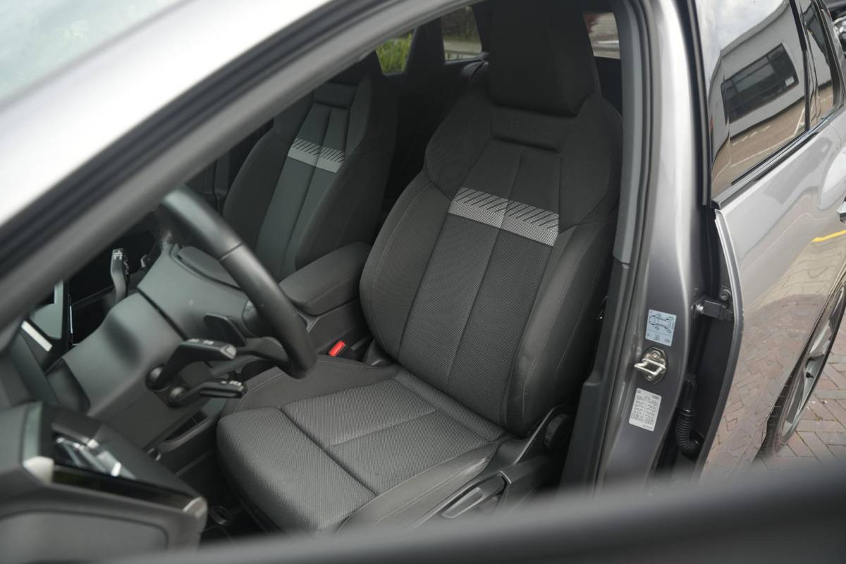 Audi Q4 e-tron Audi Q4 e-tron 35 Launch edition Advanced 55 kWh Verkeersbord detectie Koplampreiniging Trekhaak uitklapbaar DAB Parkeersensoren voor en achter 20″L.M.