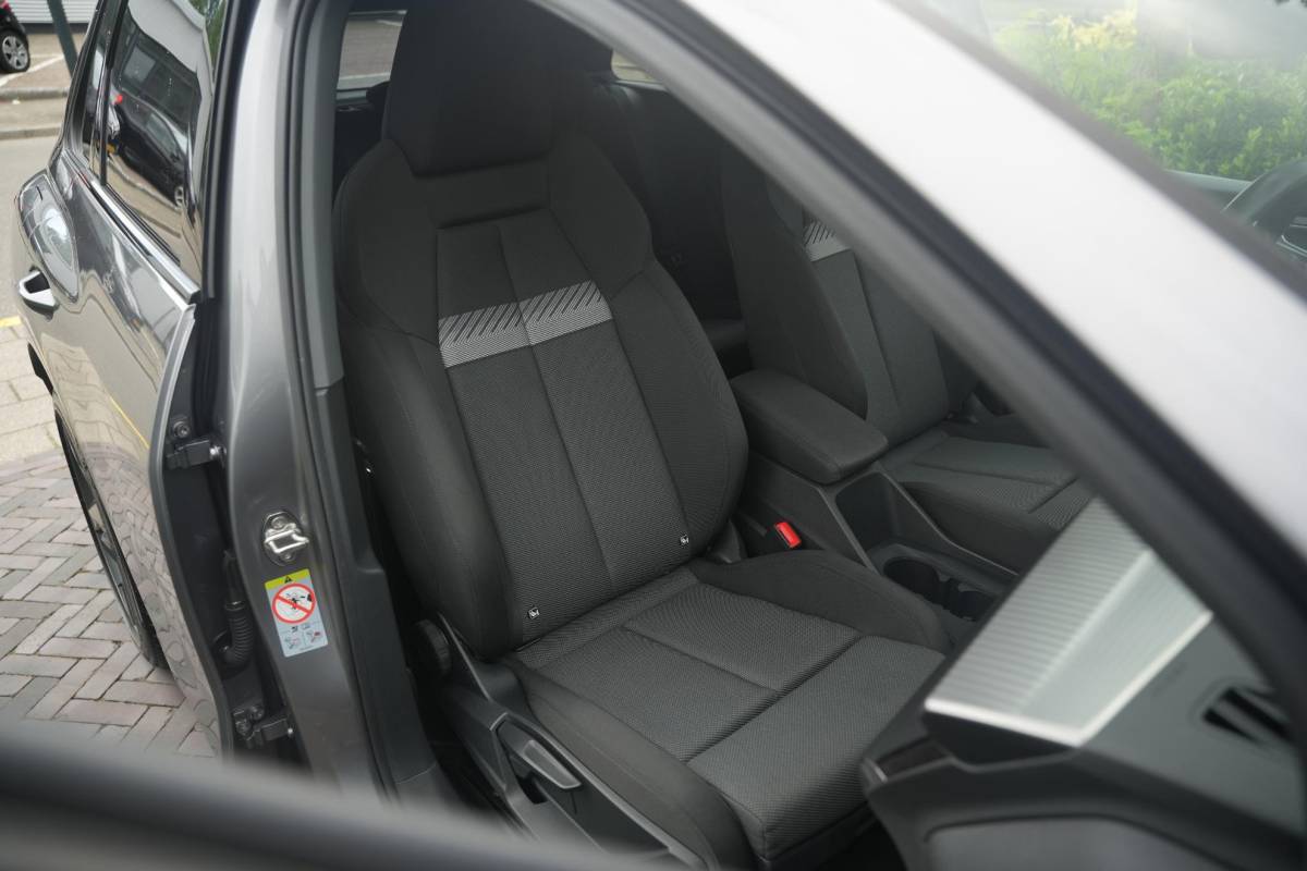 Audi Q4 e-tron Audi Q4 e-tron 35 Launch edition Advanced 55 kWh Verkeersbord detectie Koplampreiniging Trekhaak uitklapbaar DAB Parkeersensoren voor en achter 20″L.M.