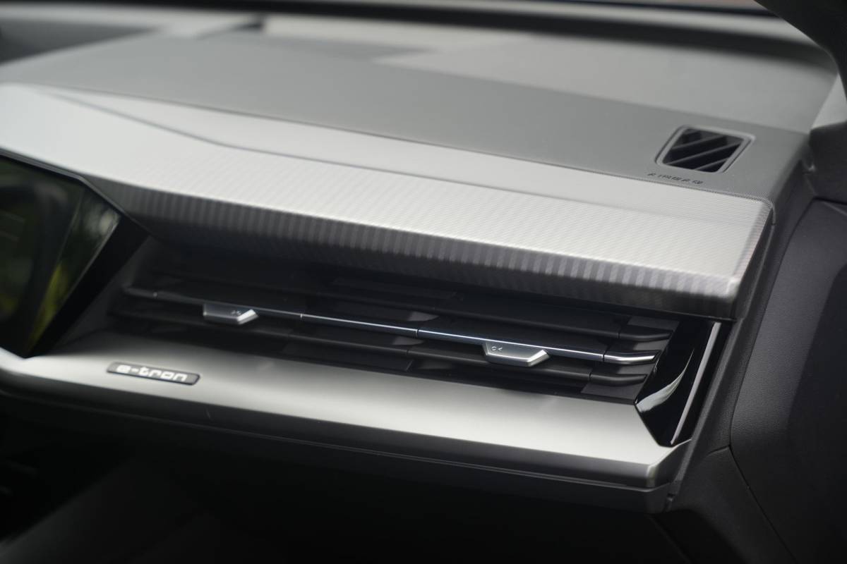 Audi Q4 e-tron Audi Q4 e-tron 35 Launch edition Advanced 55 kWh Verkeersbord detectie Koplampreiniging Trekhaak uitklapbaar DAB Parkeersensoren voor en achter 20″L.M.