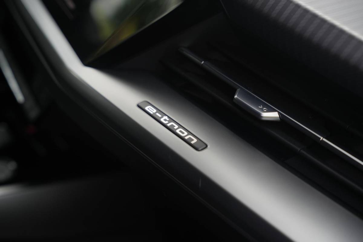 Audi Q4 e-tron Audi Q4 e-tron 35 Launch edition Advanced 55 kWh Verkeersbord detectie Koplampreiniging Trekhaak uitklapbaar DAB Parkeersensoren voor en achter 20″L.M.
