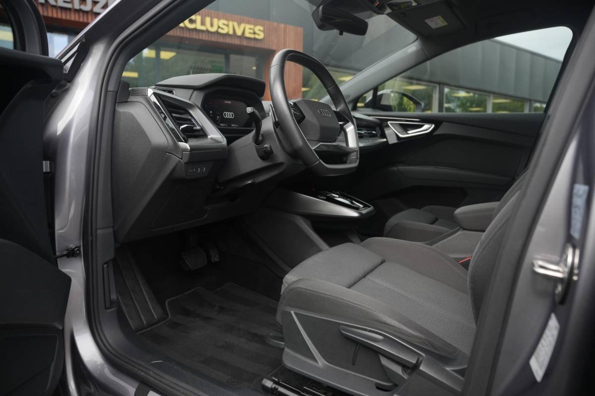Audi Q4 e-tron Audi Q4 e-tron 35 Launch edition Advanced 55 kWh Verkeersbord detectie Koplampreiniging Trekhaak uitklapbaar DAB Parkeersensoren voor en achter 20″L.M.
