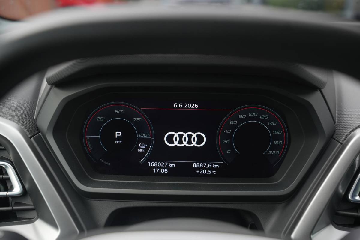 Audi Q4 e-tron Audi Q4 e-tron 35 Launch edition Advanced 55 kWh Verkeersbord detectie Koplampreiniging Trekhaak uitklapbaar DAB Parkeersensoren voor en achter 20″L.M.