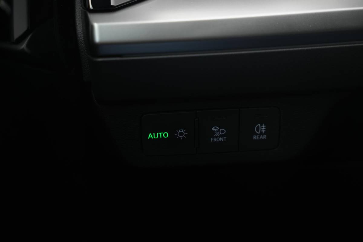 Audi Q4 e-tron Audi Q4 e-tron 35 Launch edition Advanced 55 kWh Verkeersbord detectie Koplampreiniging Trekhaak uitklapbaar DAB Parkeersensoren voor en achter 20″L.M.
