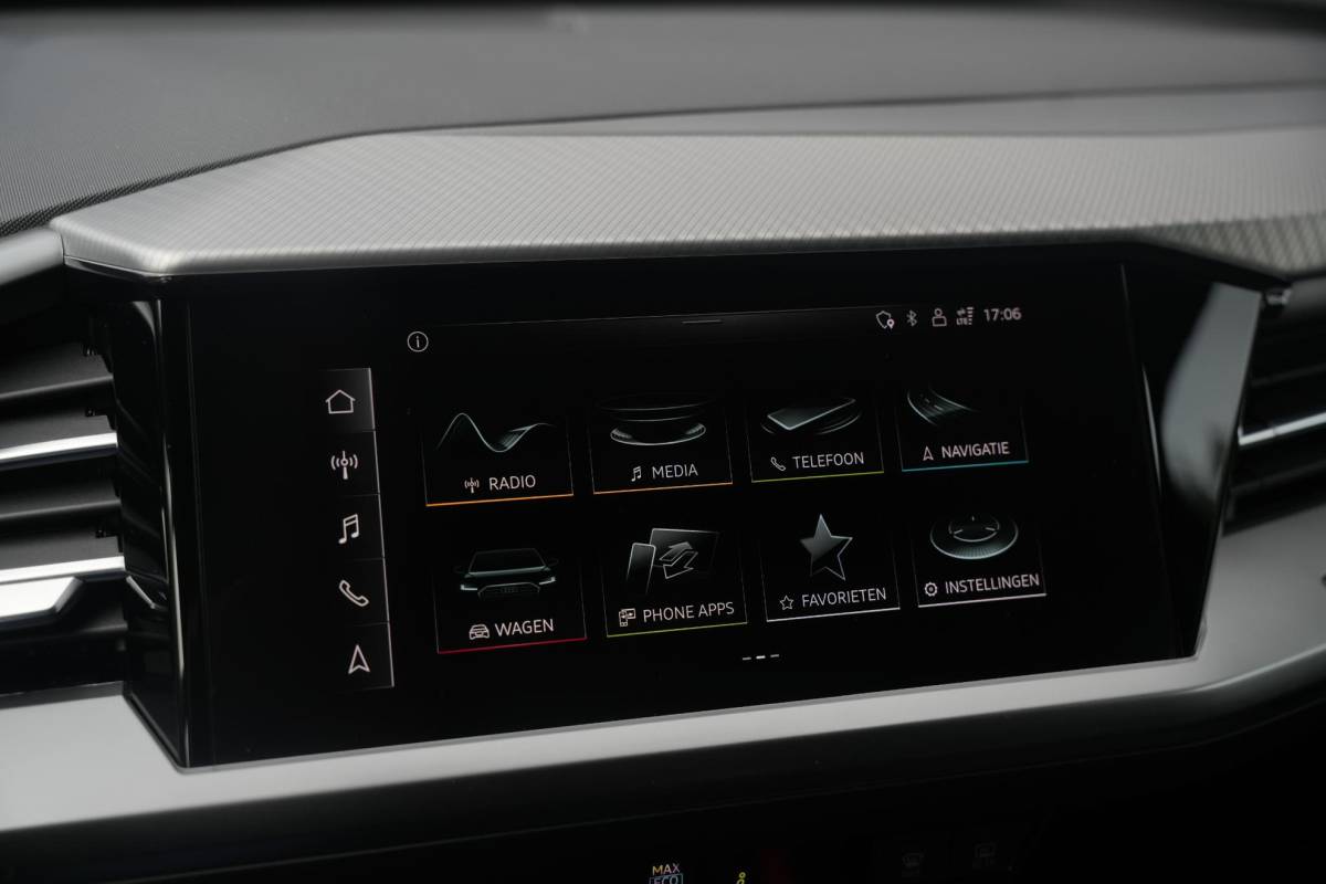 Audi Q4 e-tron Audi Q4 e-tron 35 Launch edition Advanced 55 kWh Verkeersbord detectie Koplampreiniging Trekhaak uitklapbaar DAB Parkeersensoren voor en achter 20″L.M.