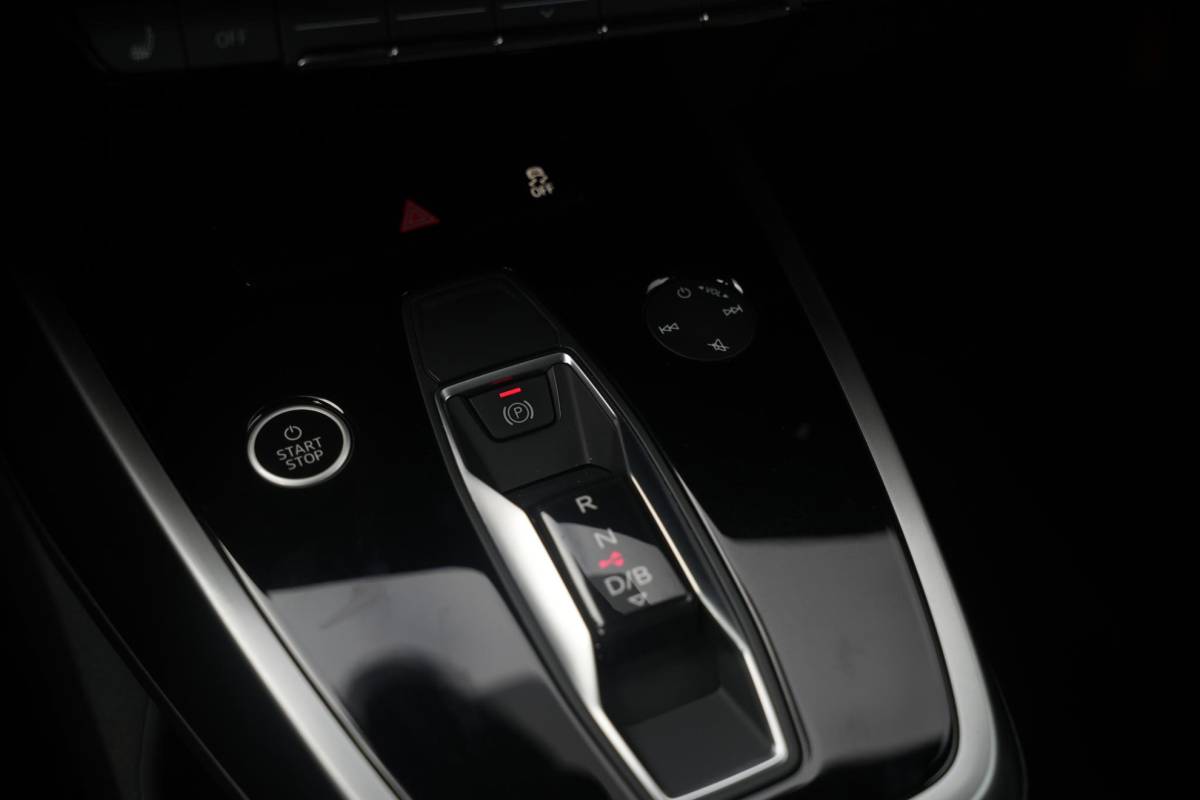 Audi Q4 e-tron Audi Q4 e-tron 35 Launch edition Advanced 55 kWh Verkeersbord detectie Koplampreiniging Trekhaak uitklapbaar DAB Parkeersensoren voor en achter 20″L.M.