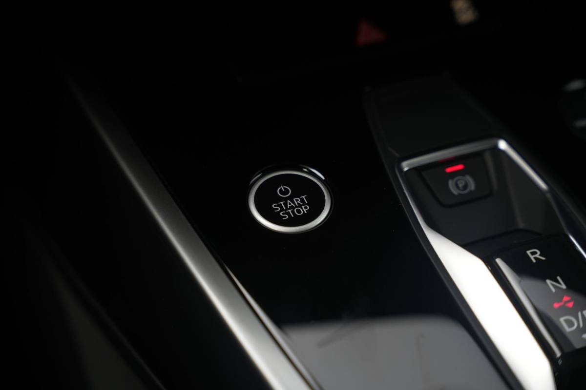 Audi Q4 e-tron Audi Q4 e-tron 35 Launch edition Advanced 55 kWh Verkeersbord detectie Koplampreiniging Trekhaak uitklapbaar DAB Parkeersensoren voor en achter 20″L.M.