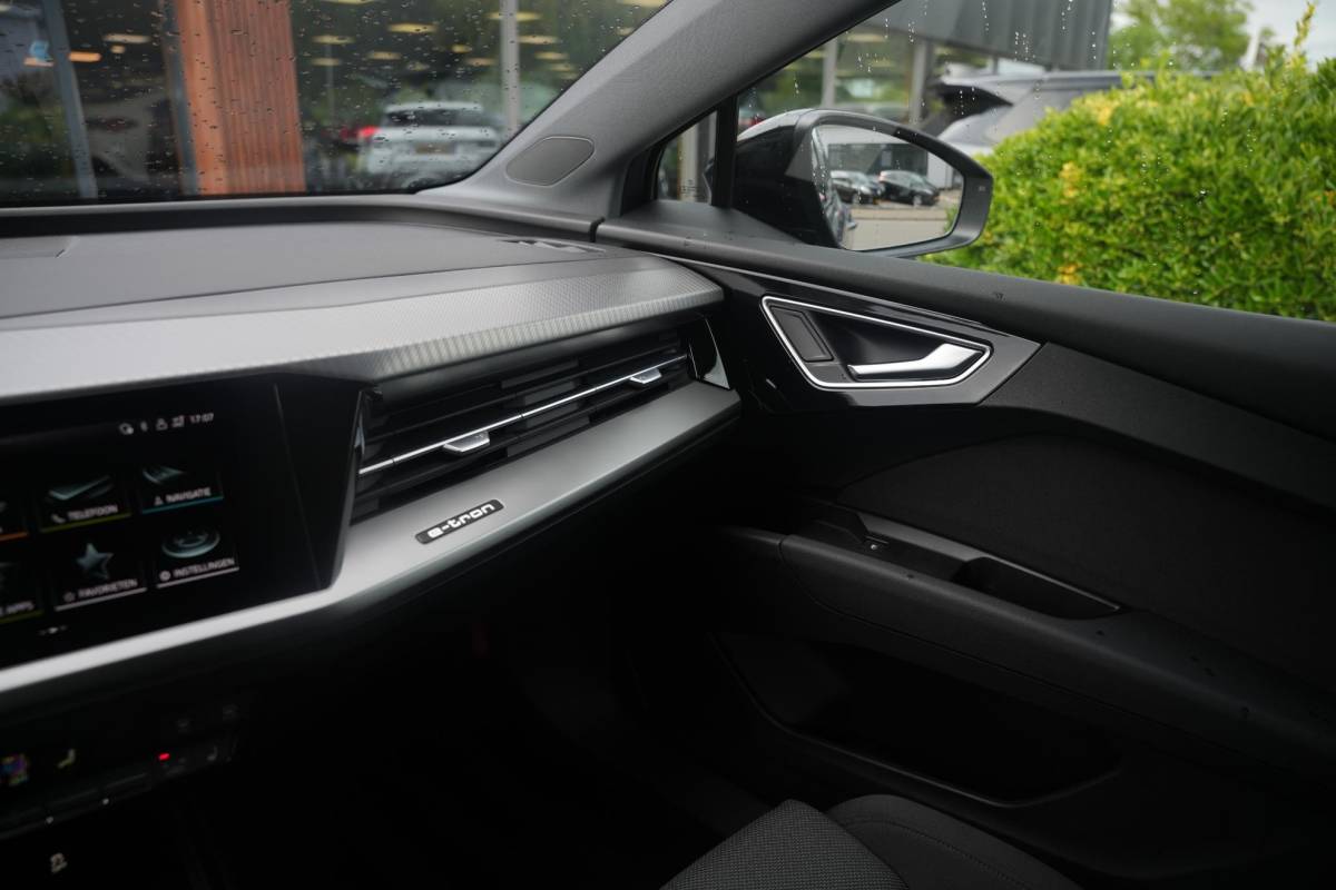 Audi Q4 e-tron Audi Q4 e-tron 35 Launch edition Advanced 55 kWh Verkeersbord detectie Koplampreiniging Trekhaak uitklapbaar DAB Parkeersensoren voor en achter 20″L.M.