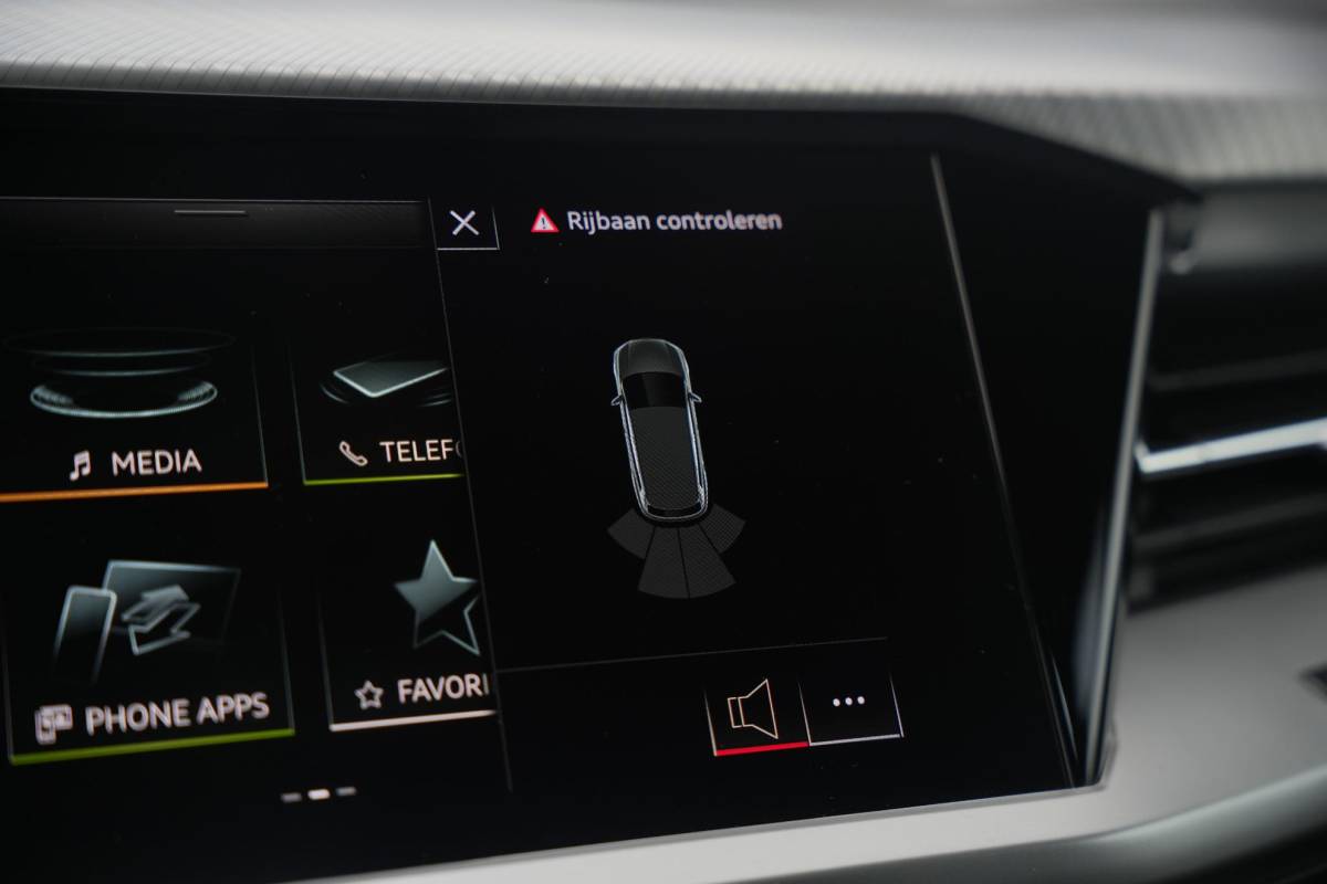 Audi Q4 e-tron Audi Q4 e-tron 35 Launch edition Advanced 55 kWh Verkeersbord detectie Koplampreiniging Trekhaak uitklapbaar DAB Parkeersensoren voor en achter 20″L.M.