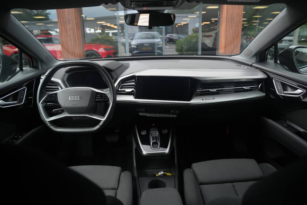 Audi Q4 e-tron Audi Q4 e-tron 35 Launch edition Advanced 55 kWh Verkeersbord detectie Koplampreiniging Trekhaak uitklapbaar DAB Parkeersensoren voor en achter 20″L.M.