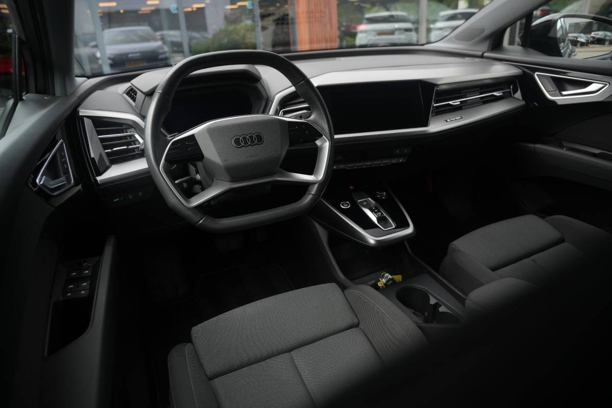 Audi Q4 e-tron Audi Q4 e-tron 35 Launch edition Advanced 55 kWh Verkeersbord detectie Koplampreiniging Trekhaak uitklapbaar DAB Parkeersensoren voor en achter 20″L.M.