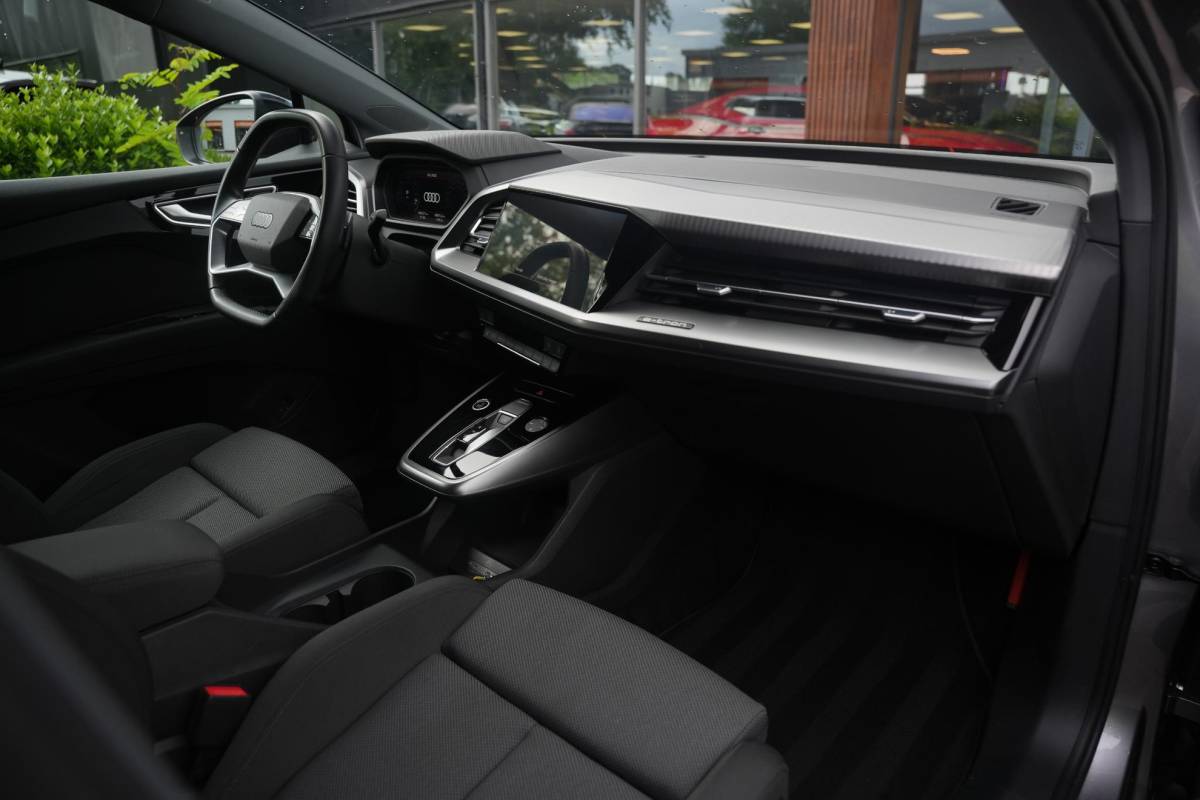 Audi Q4 e-tron Audi Q4 e-tron 35 Launch edition Advanced 55 kWh Verkeersbord detectie Koplampreiniging Trekhaak uitklapbaar DAB Parkeersensoren voor en achter 20″L.M.
