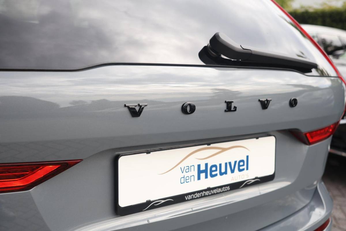Volvo XC60 Volvo XC60 T6 Recharge AWD Plus Dark | Stoelverwarming | Trekhaak | 360° Camera| Panoramadak | Long Range | Pilot Assist | H/K | Leder | Glossy Black | Keyless