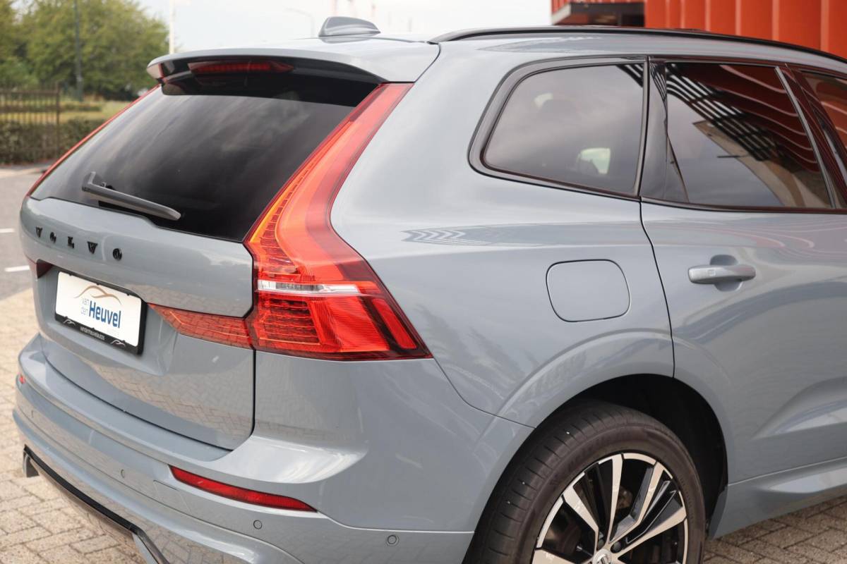 Volvo XC60 Volvo XC60 T6 Recharge AWD Plus Dark | Stoelverwarming | Trekhaak | 360° Camera| Panoramadak | Long Range | Pilot Assist | H/K | Leder | Glossy Black | Keyless