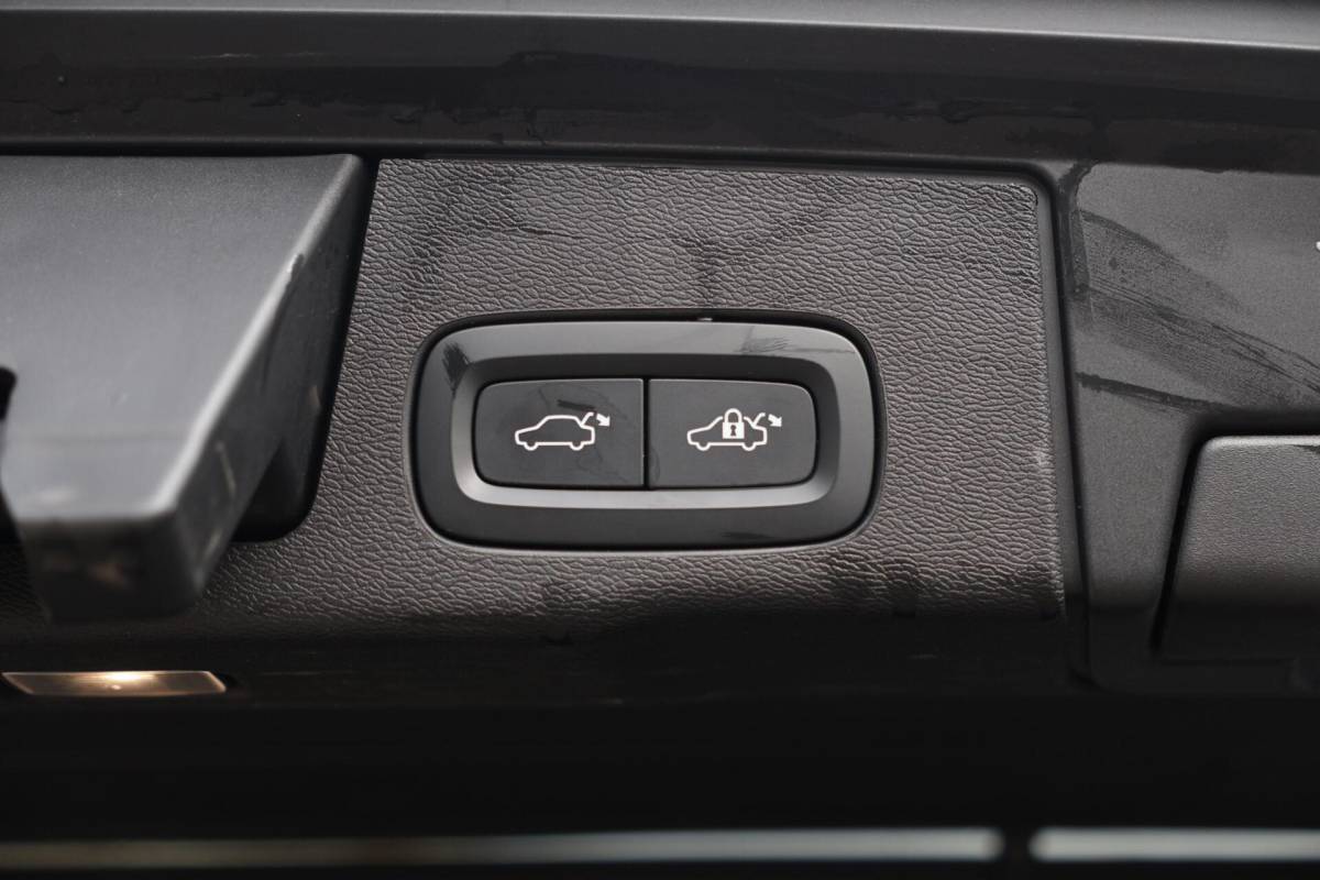 Volvo XC60 Volvo XC60 T6 Recharge AWD Plus Dark | Stoelverwarming | Trekhaak | 360° Camera| Panoramadak | Long Range | Pilot Assist | H/K | Leder | Glossy Black | Keyless