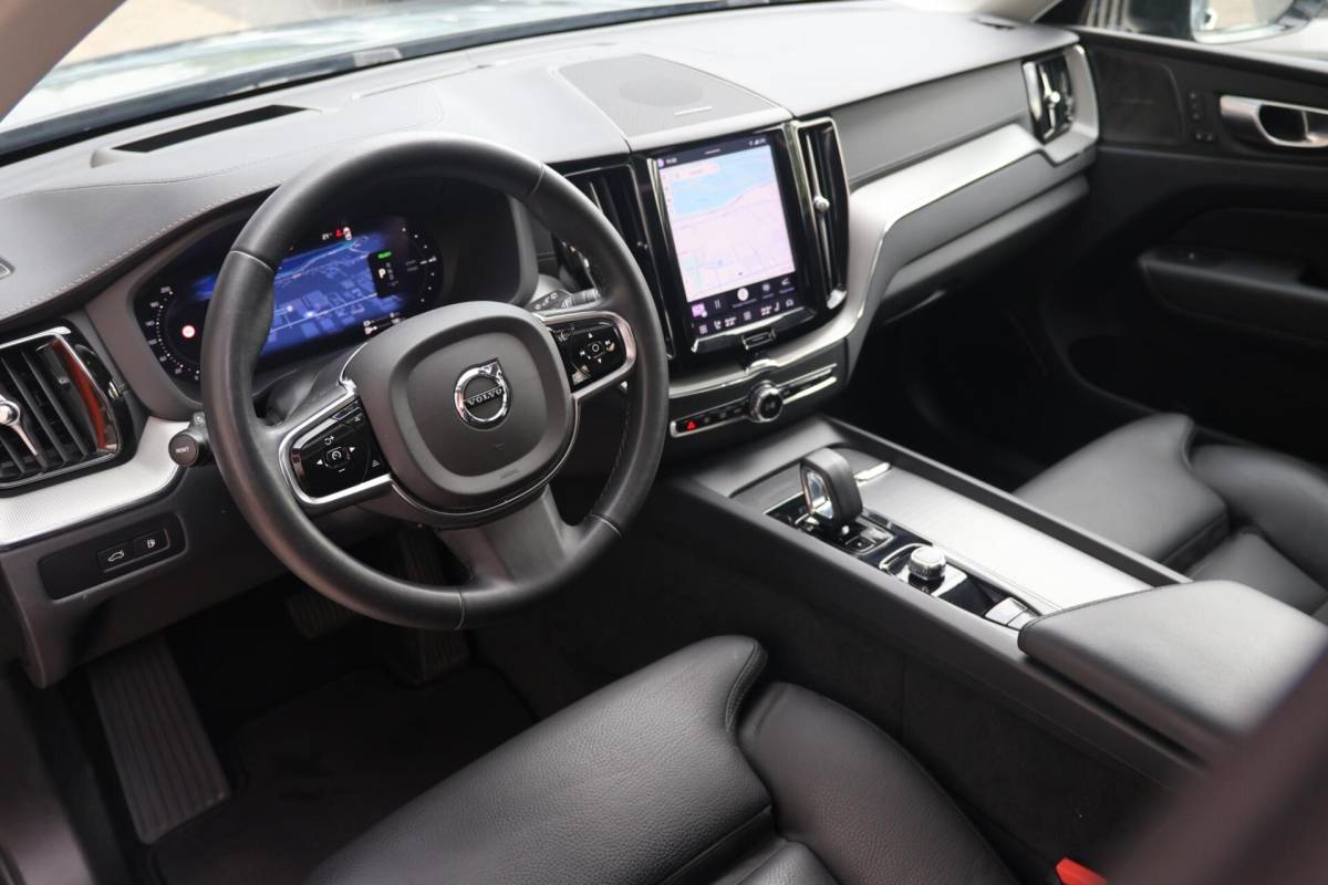 Volvo XC60 Volvo XC60 T6 Recharge AWD Plus Dark | Stoelverwarming | Trekhaak | 360° Camera| Panoramadak | Long Range | Pilot Assist | H/K | Leder | Glossy Black | Keyless