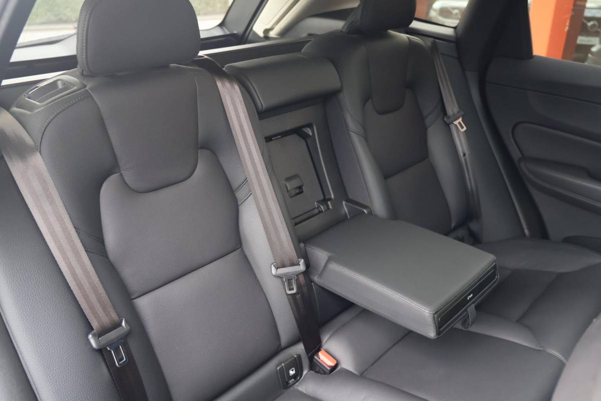 Volvo XC60 Volvo XC60 T6 Recharge AWD Plus Dark | Stoelverwarming | Trekhaak | 360° Camera| Panoramadak | Long Range | Pilot Assist | H/K | Leder | Glossy Black | Keyless