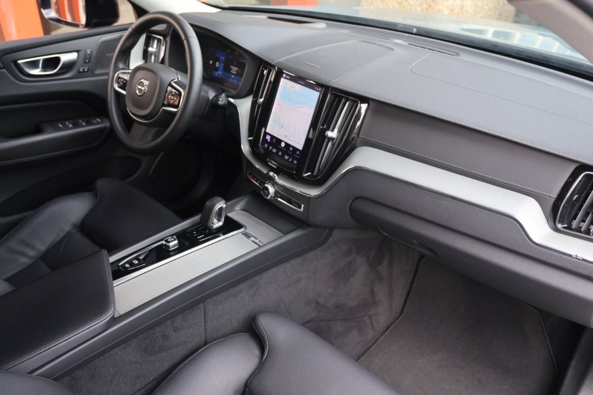 Volvo XC60 Volvo XC60 T6 Recharge AWD Plus Dark | Stoelverwarming | Trekhaak | 360° Camera| Panoramadak | Long Range | Pilot Assist | H/K | Leder | Glossy Black | Keyless