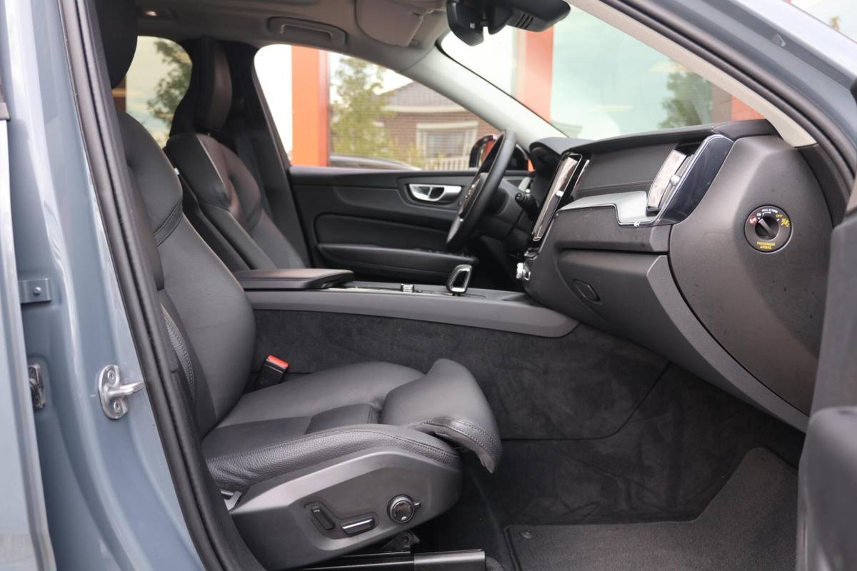 Volvo XC60 Volvo XC60 T6 Recharge AWD Plus Dark | Stoelverwarming | Trekhaak | 360° Camera| Panoramadak | Long Range | Pilot Assist | H/K | Leder | Glossy Black | Keyless