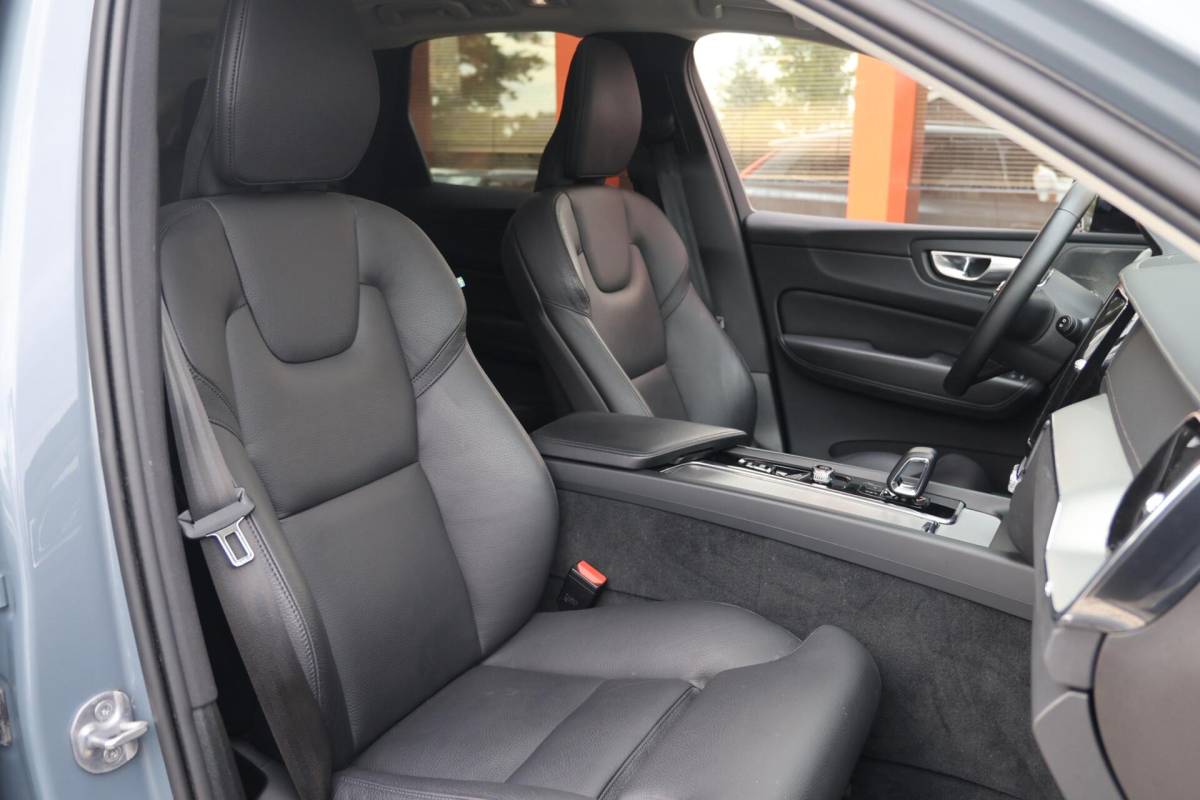 Volvo XC60 Volvo XC60 T6 Recharge AWD Plus Dark | Stoelverwarming | Trekhaak | 360° Camera| Panoramadak | Long Range | Pilot Assist | H/K | Leder | Glossy Black | Keyless