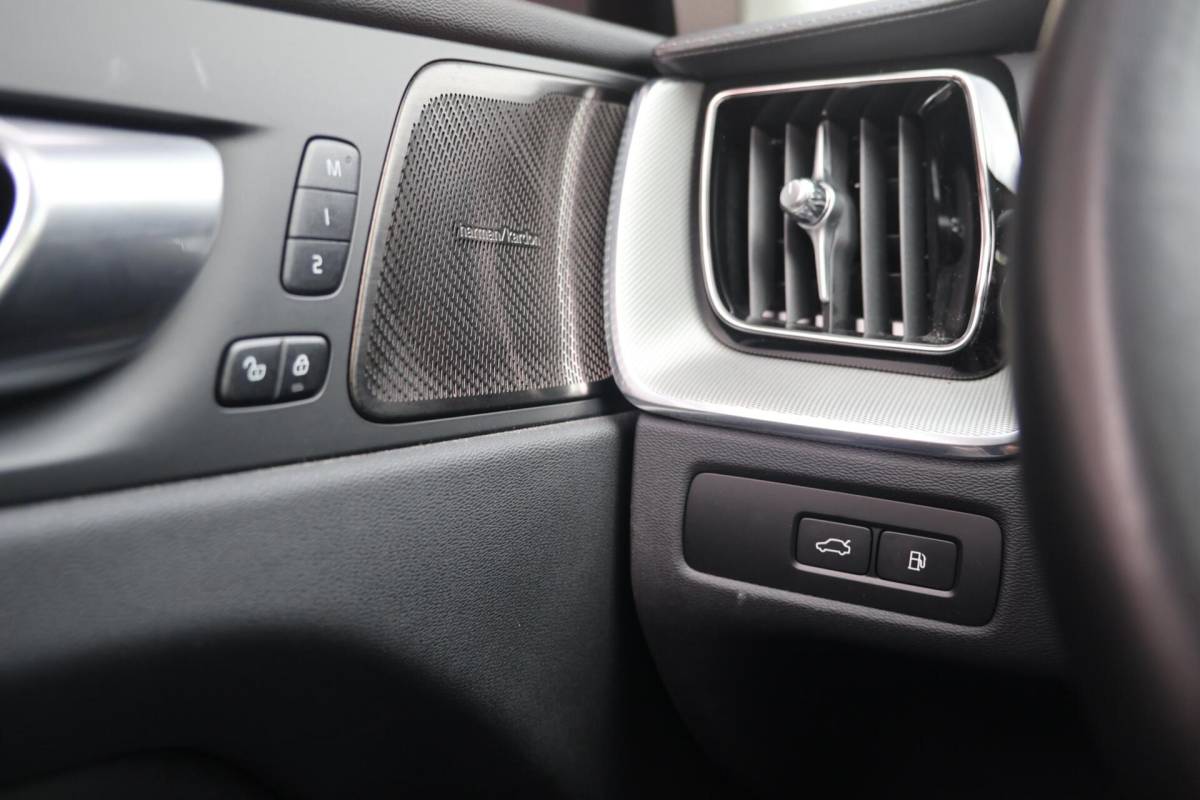 Volvo XC60 Volvo XC60 T6 Recharge AWD Plus Dark | Stoelverwarming | Trekhaak | 360° Camera| Panoramadak | Long Range | Pilot Assist | H/K | Leder | Glossy Black | Keyless