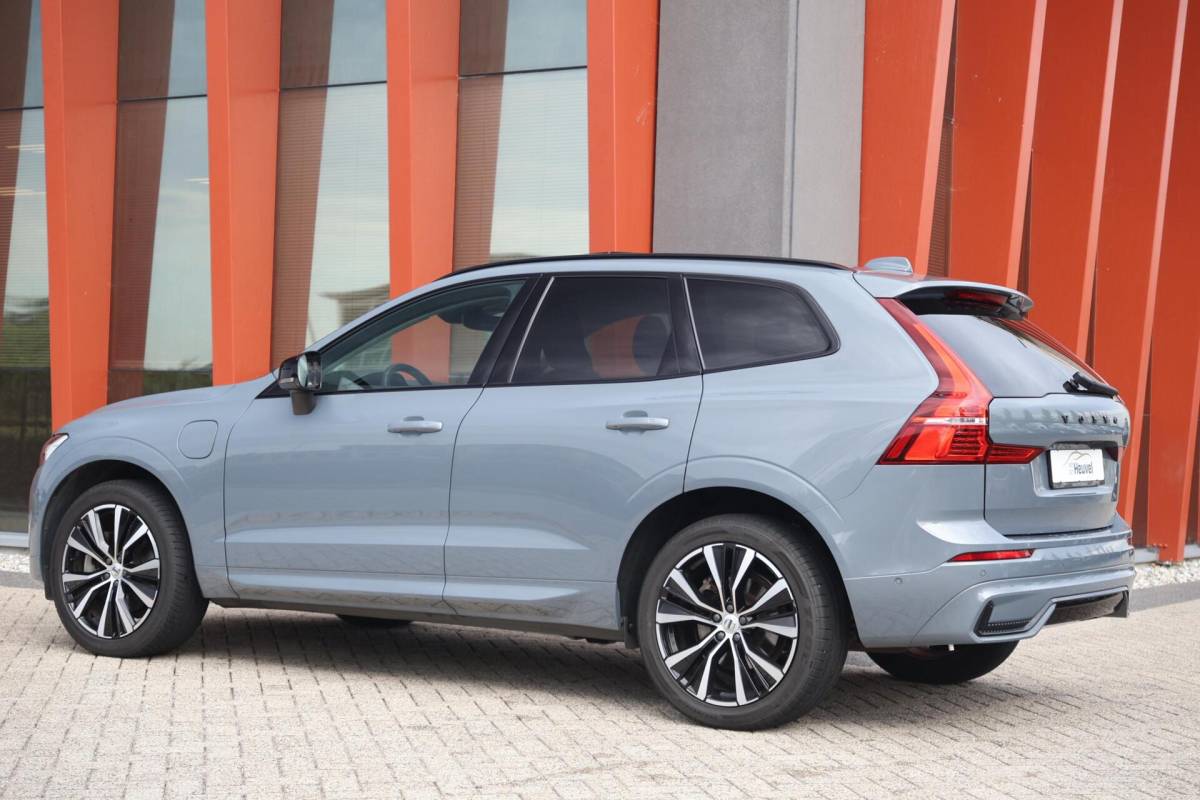Volvo XC60 Volvo XC60 T6 Recharge AWD Plus Dark | Stoelverwarming | Trekhaak | 360° Camera| Panoramadak | Long Range | Pilot Assist | H/K | Leder | Glossy Black | Keyless