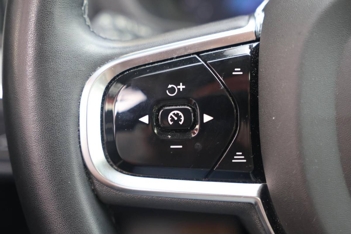 Volvo XC60 Volvo XC60 T6 Recharge AWD Plus Dark | Stoelverwarming | Trekhaak | 360° Camera| Panoramadak | Long Range | Pilot Assist | H/K | Leder | Glossy Black | Keyless
