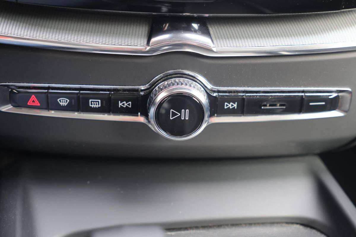 Volvo XC60 Volvo XC60 T6 Recharge AWD Plus Dark | Stoelverwarming | Trekhaak | 360° Camera| Panoramadak | Long Range | Pilot Assist | H/K | Leder | Glossy Black | Keyless