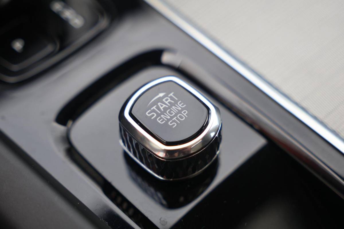 Volvo XC60 Volvo XC60 T6 Recharge AWD Plus Dark | Stoelverwarming | Trekhaak | 360° Camera| Panoramadak | Long Range | Pilot Assist | H/K | Leder | Glossy Black | Keyless