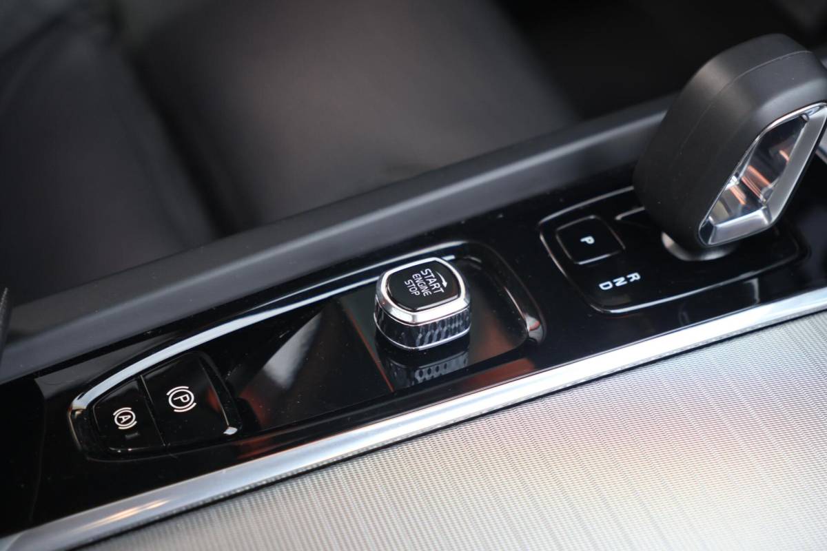 Volvo XC60 Volvo XC60 T6 Recharge AWD Plus Dark | Stoelverwarming | Trekhaak | 360° Camera| Panoramadak | Long Range | Pilot Assist | H/K | Leder | Glossy Black | Keyless