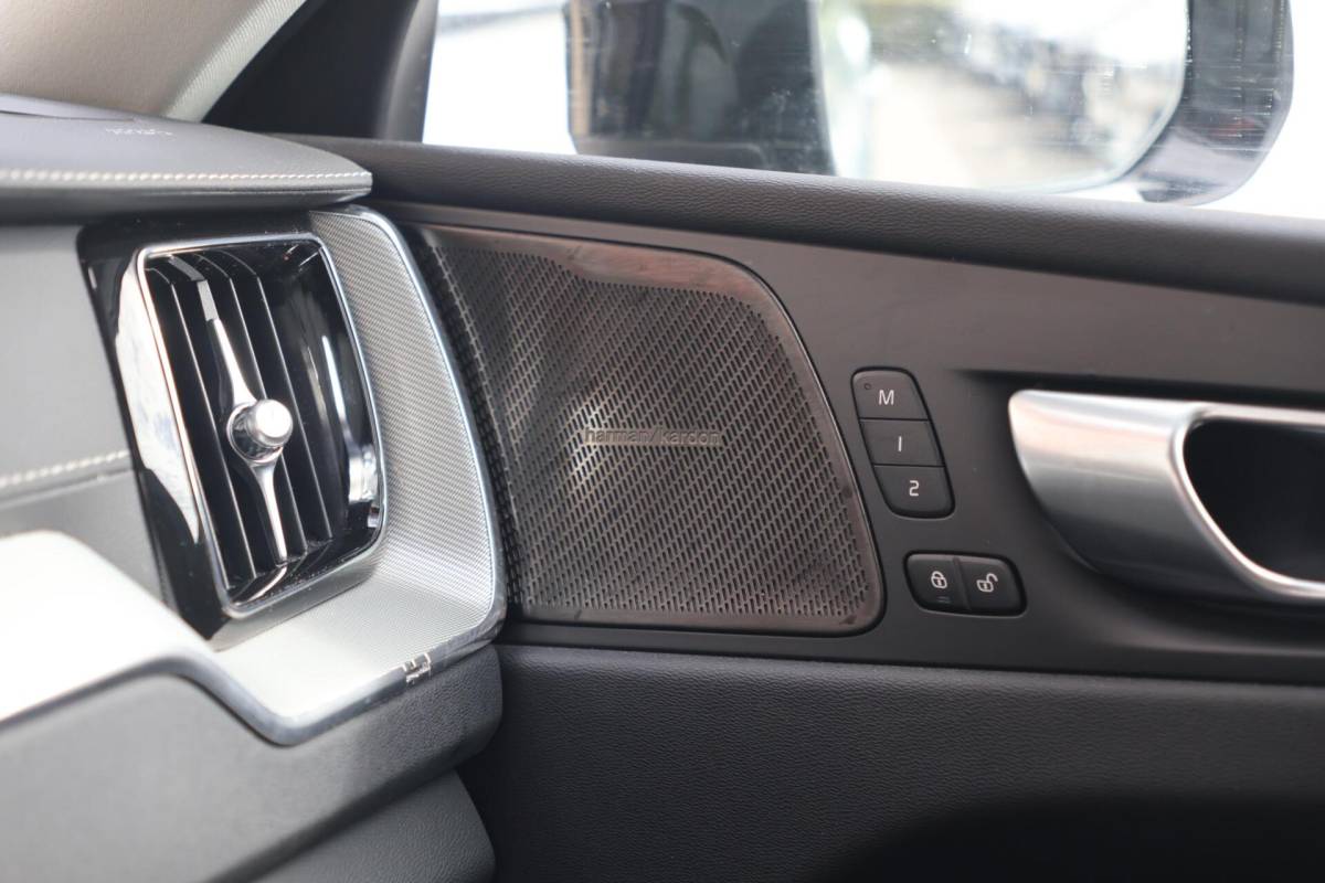 Volvo XC60 Volvo XC60 T6 Recharge AWD Plus Dark | Stoelverwarming | Trekhaak | 360° Camera| Panoramadak | Long Range | Pilot Assist | H/K | Leder | Glossy Black | Keyless