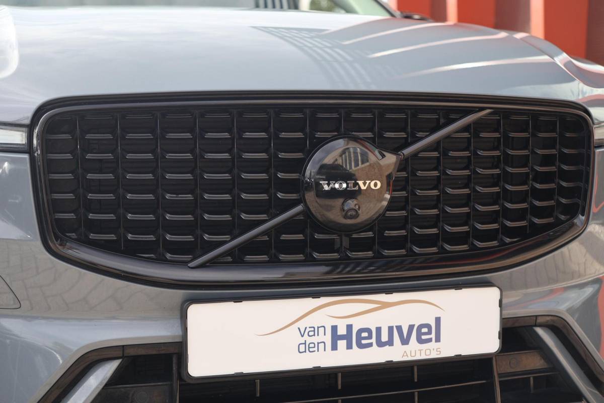 Volvo XC60 Volvo XC60 T6 Recharge AWD Plus Dark | Stoelverwarming | Trekhaak | 360° Camera| Panoramadak | Long Range | Pilot Assist | H/K | Leder | Glossy Black | Keyless