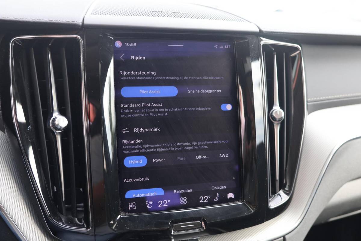 Volvo XC60 Volvo XC60 T6 Recharge AWD Plus Dark | Stoelverwarming | Trekhaak | 360° Camera| Panoramadak | Long Range | Pilot Assist | H/K | Leder | Glossy Black | Keyless