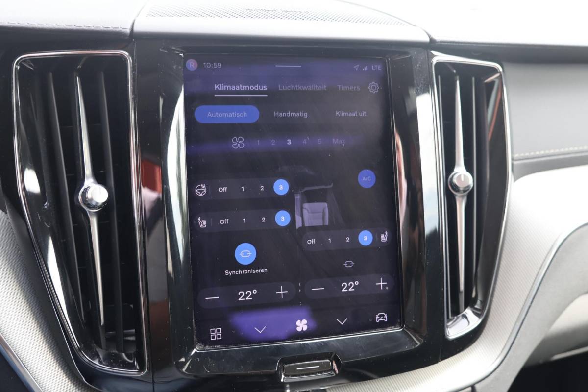 Volvo XC60 Volvo XC60 T6 Recharge AWD Plus Dark | Stoelverwarming | Trekhaak | 360° Camera| Panoramadak | Long Range | Pilot Assist | H/K | Leder | Glossy Black | Keyless