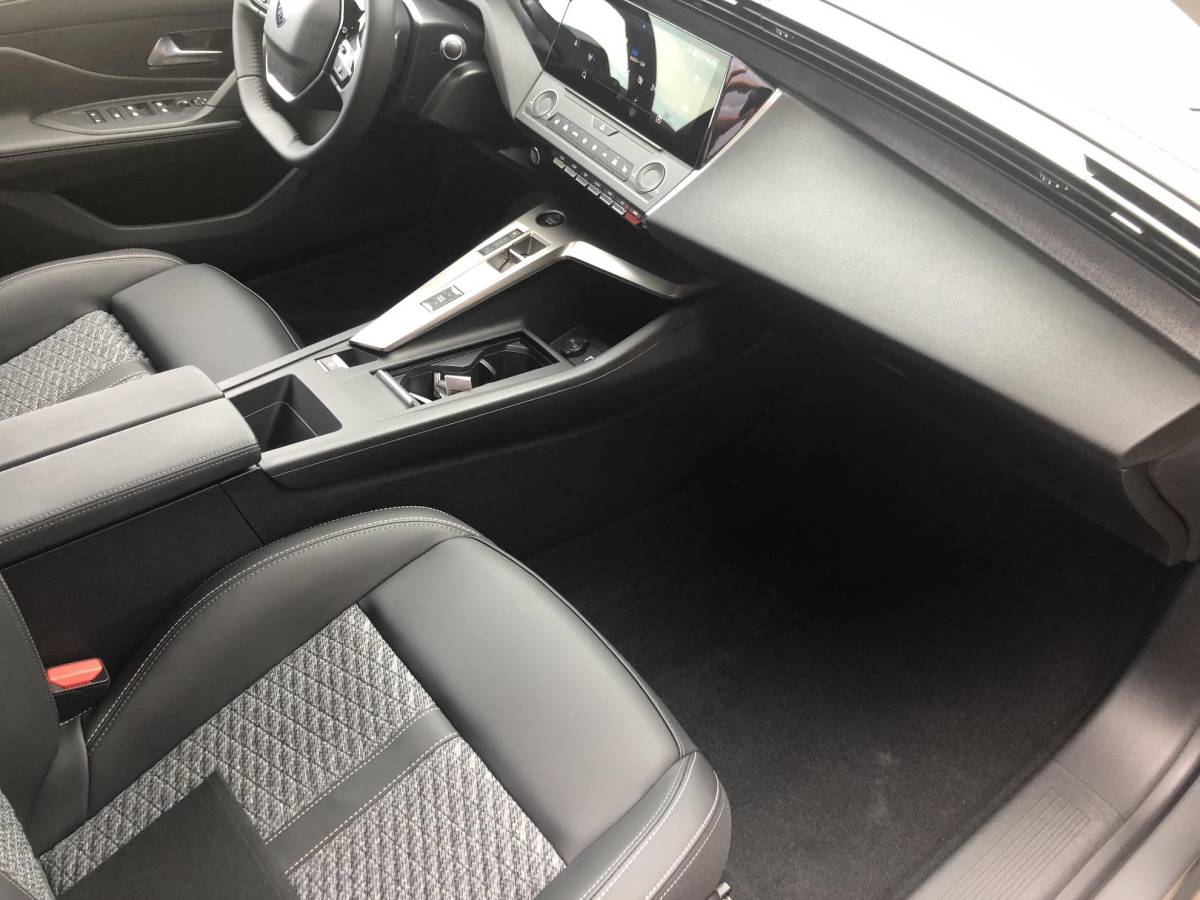 Peugeot 308 Peugeot 308 SW 1.6 Plug-in Hybrid 195 Allure 195pk | Rondom Camera | Stoel – Stuurverwarming | Trekhaak | Climate Control | Apple Carplay – Android Auto | Keyless Start