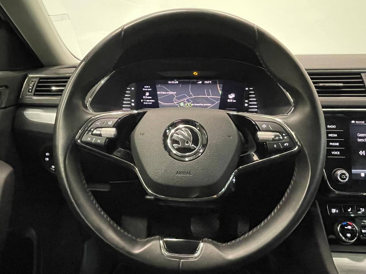 Škoda Superb Skoda Superb Combi 1.4 TSI iV Business Edition PHEV Automaat Navigatie Stoelverwarming Voor en Achter Draadloze Telefoonlader Stuurverwarming Cruise Control Elektrisch Verstelbare Stoelen Apple CarPlay