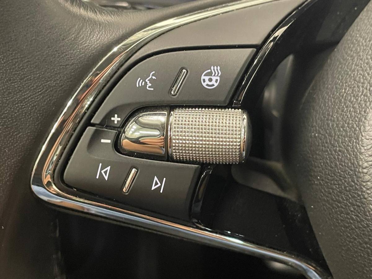 Škoda Superb Skoda Superb Combi 1.4 TSI iV Business Edition PHEV Automaat Navigatie Stoelverwarming Voor en Achter Draadloze Telefoonlader Stuurverwarming Cruise Control Elektrisch Verstelbare Stoelen Apple CarPlay