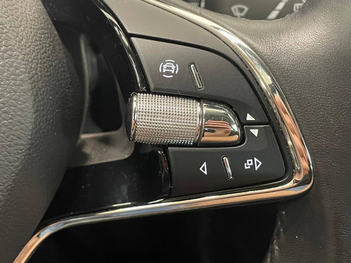 Škoda Superb Skoda Superb Combi 1.4 TSI iV Business Edition PHEV Automaat Navigatie Stoelverwarming Voor en Achter Draadloze Telefoonlader Stuurverwarming Cruise Control Elektrisch Verstelbare Stoelen Apple CarPlay