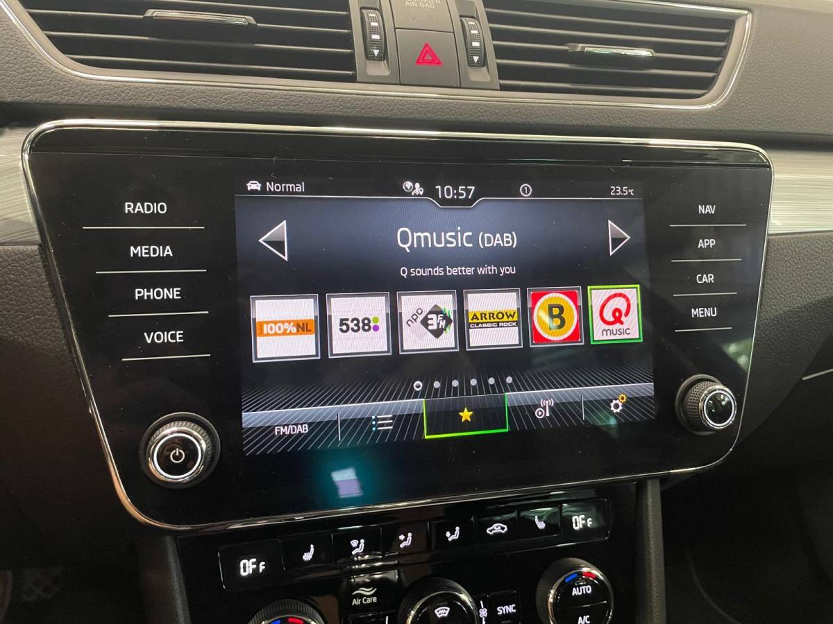 Škoda Superb Skoda Superb Combi 1.4 TSI iV Business Edition PHEV Automaat Navigatie Stoelverwarming Voor en Achter Draadloze Telefoonlader Stuurverwarming Cruise Control Elektrisch Verstelbare Stoelen Apple CarPlay