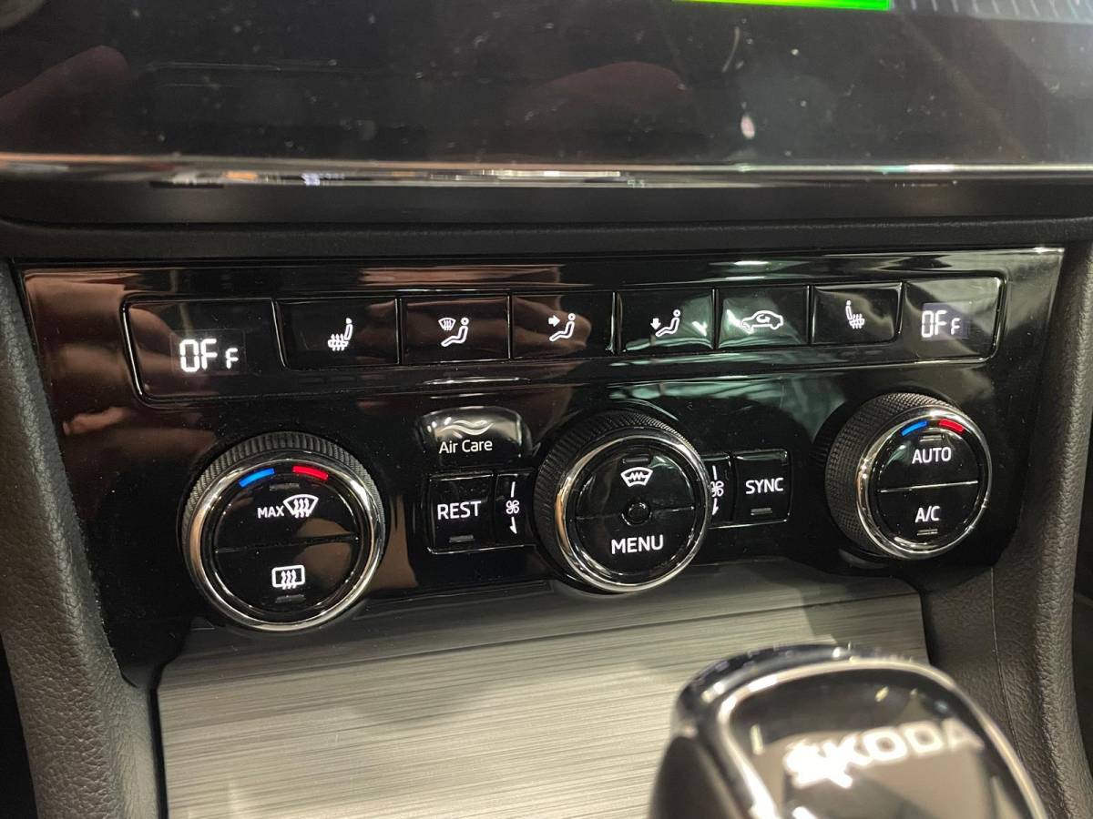 Škoda Superb Skoda Superb Combi 1.4 TSI iV Business Edition PHEV Automaat Navigatie Stoelverwarming Voor en Achter Draadloze Telefoonlader Stuurverwarming Cruise Control Elektrisch Verstelbare Stoelen Apple CarPlay