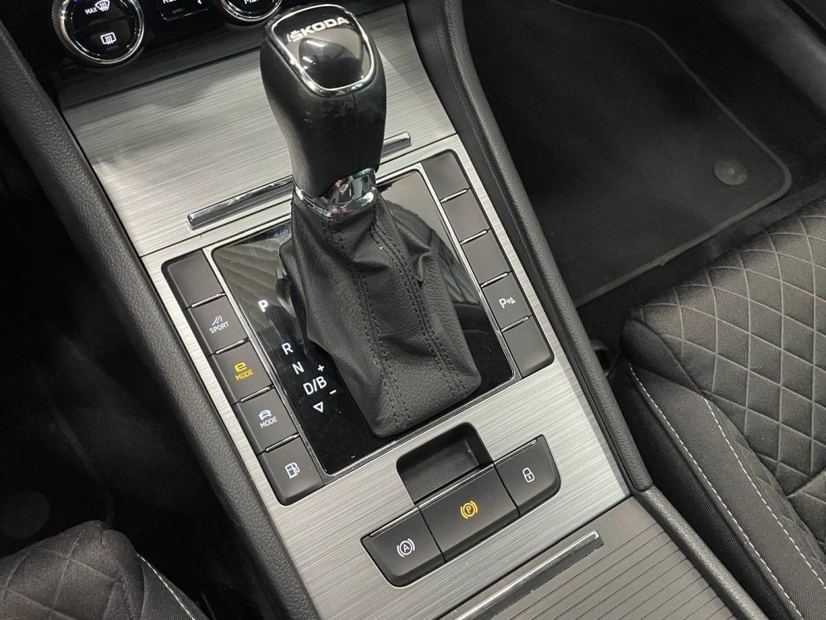 Škoda Superb Skoda Superb Combi 1.4 TSI iV Business Edition PHEV Automaat Navigatie Stoelverwarming Voor en Achter Draadloze Telefoonlader Stuurverwarming Cruise Control Elektrisch Verstelbare Stoelen Apple CarPlay