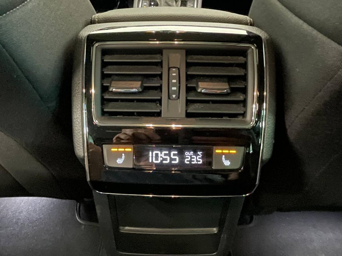 Škoda Superb Skoda Superb Combi 1.4 TSI iV Business Edition PHEV Automaat Navigatie Stoelverwarming Voor en Achter Draadloze Telefoonlader Stuurverwarming Cruise Control Elektrisch Verstelbare Stoelen Apple CarPlay
