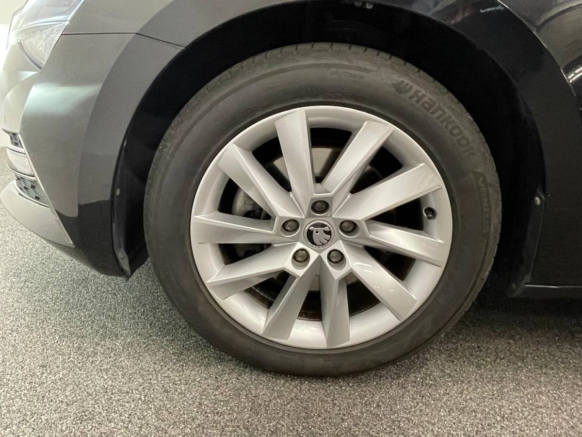 Škoda Superb Skoda Superb Combi 1.4 TSI iV Business Edition PHEV Automaat Navigatie Stoelverwarming Voor en Achter Draadloze Telefoonlader Stuurverwarming Cruise Control Elektrisch Verstelbare Stoelen Apple CarPlay