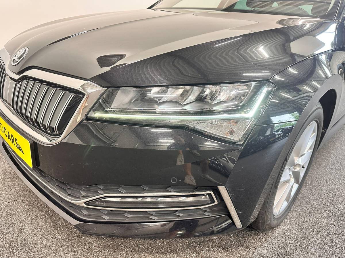 Škoda Superb Skoda Superb Combi 1.4 TSI iV Business Edition PHEV Automaat Navigatie Stoelverwarming Voor en Achter Draadloze Telefoonlader Stuurverwarming Cruise Control Elektrisch Verstelbare Stoelen Apple CarPlay