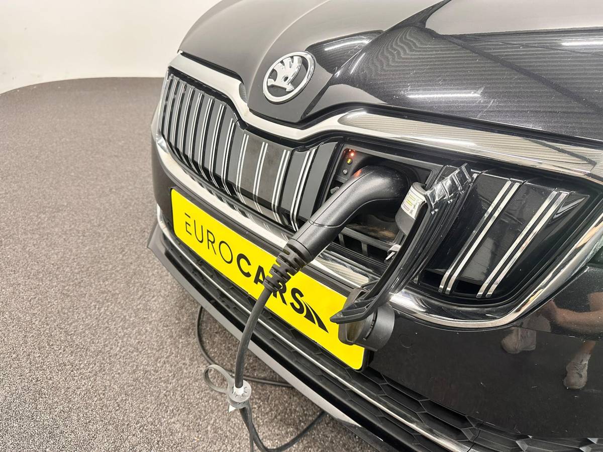 Škoda Superb Skoda Superb Combi 1.4 TSI iV Business Edition PHEV Automaat Navigatie Stoelverwarming Voor en Achter Draadloze Telefoonlader Stuurverwarming Cruise Control Elektrisch Verstelbare Stoelen Apple CarPlay