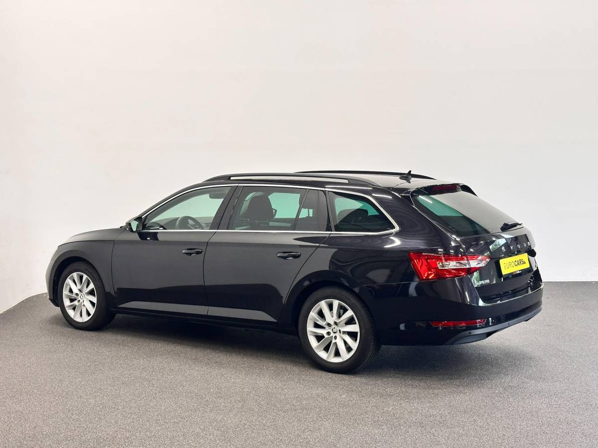 Škoda Superb Skoda Superb Combi 1.4 TSI iV Business Edition PHEV Automaat Navigatie Stoelverwarming Voor en Achter Draadloze Telefoonlader Stuurverwarming Cruise Control Elektrisch Verstelbare Stoelen Apple CarPlay