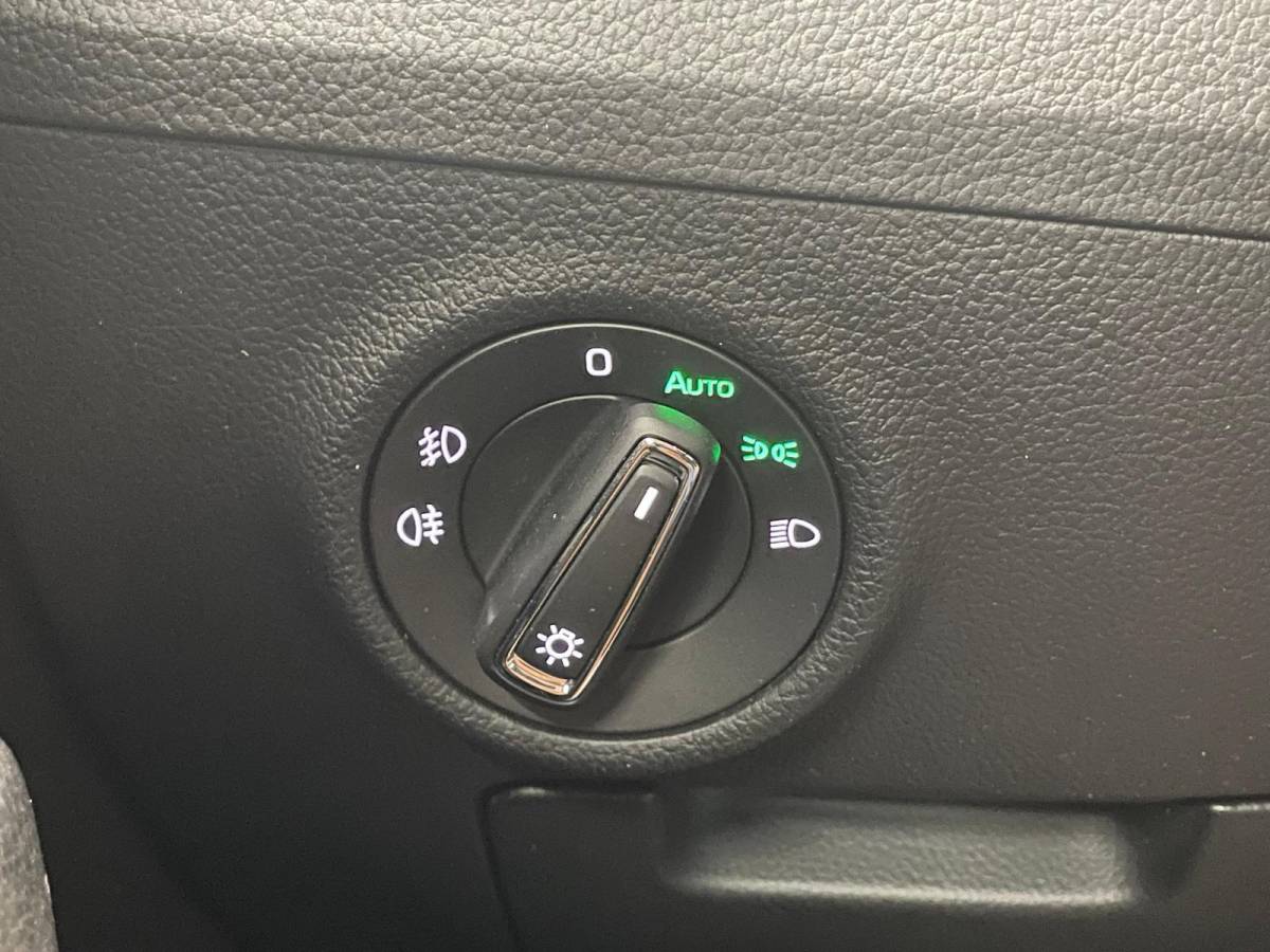 Škoda Superb Skoda Superb Combi 1.4 TSI iV Business Edition PHEV Automaat Navigatie Stoelverwarming Voor en Achter Draadloze Telefoonlader Stuurverwarming Cruise Control Elektrisch Verstelbare Stoelen Apple CarPlay