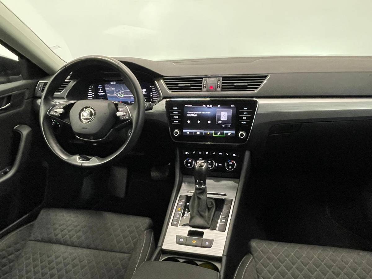 Škoda Superb Skoda Superb Combi 1.4 TSI iV Business Edition PHEV Automaat Navigatie Stoelverwarming Voor en Achter Draadloze Telefoonlader Stuurverwarming Cruise Control Elektrisch Verstelbare Stoelen Apple CarPlay