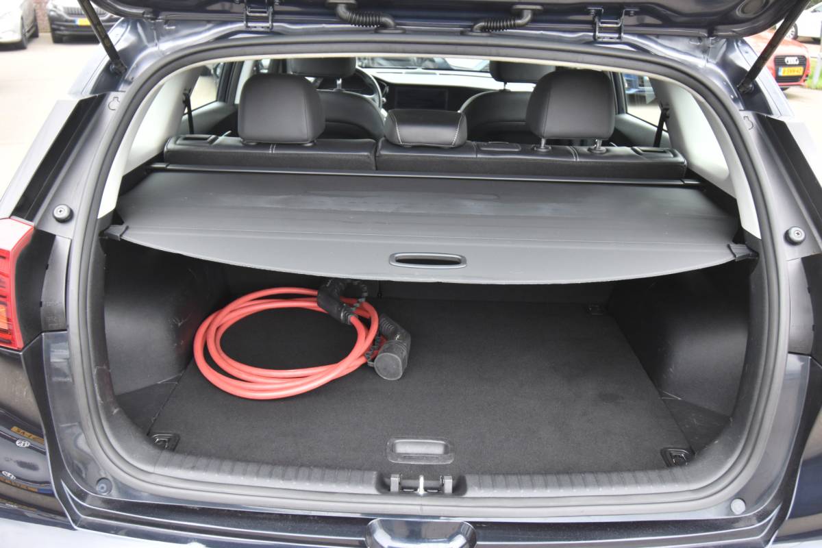 Kia e-Niro Kia e-Niro DynamicLine 39 kWh , SOH 100 % , CLIMATR , CR CONTR , NAVI , LED KOPL ,