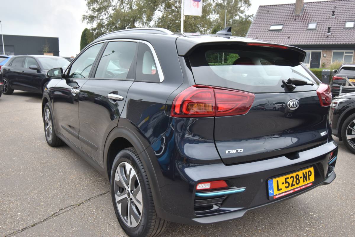 Kia e-Niro Kia e-Niro DynamicLine 39 kWh , SOH 100 % , CLIMATR , CR CONTR , NAVI , LED KOPL ,